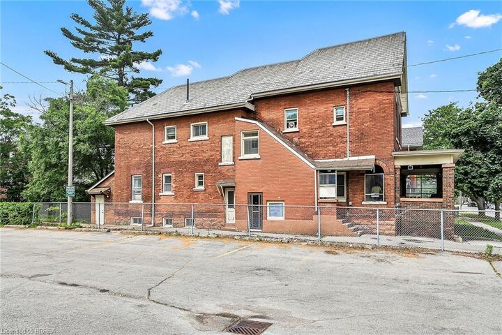 Property Photo:  33 Nelson Street 5  ON N3T 2M7 
