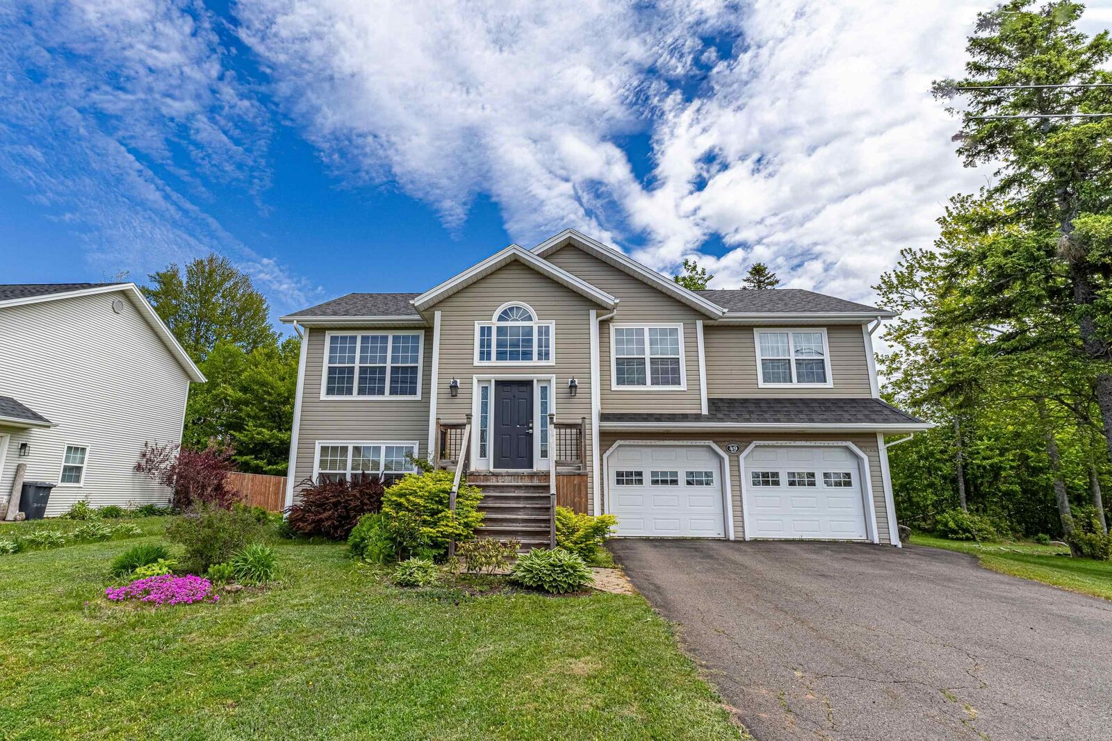 Property Photo:  49 Parkway Drive  PE C1E 2M3 