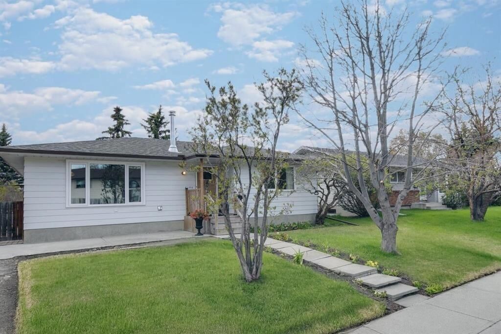 Property Photo: 6140 Dalmarnock Crescent NW AB T3A 1H2