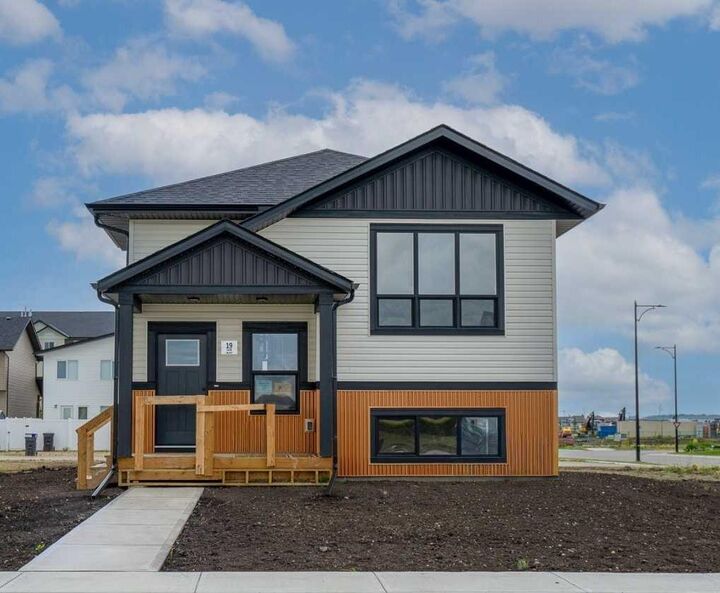 19 Ian Way — photo 1