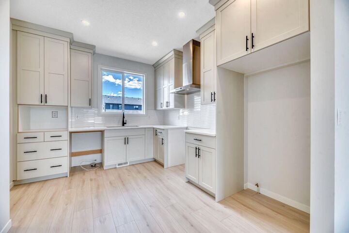 28 Mitchell Way NW — photo 1