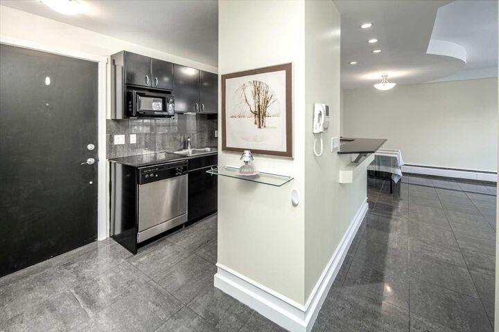 Property Photo: 706 15 Avenue SW 204 AB T2R 0R7