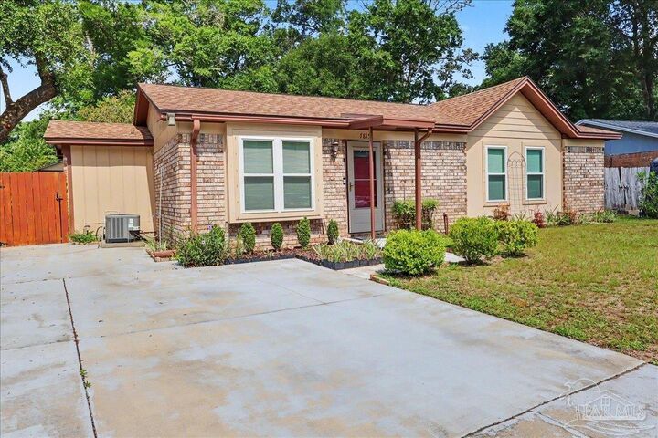 Property Photo: 7815 Oak Forest Pl FL 32514