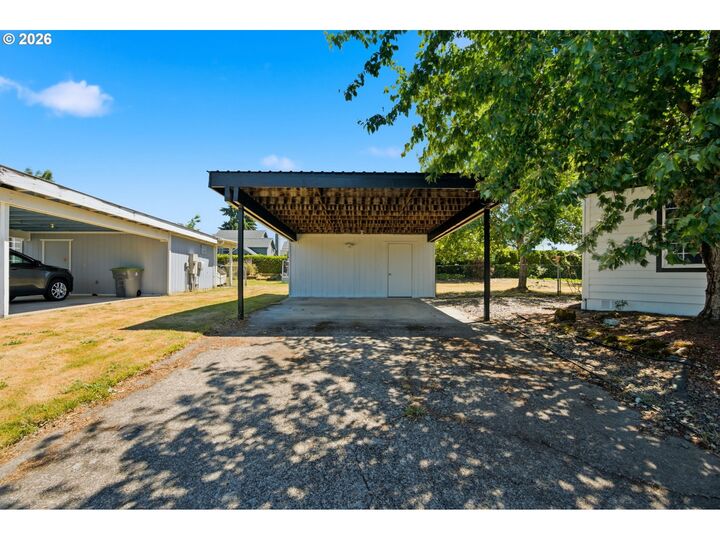 Property Photo: 655 NE Burnett Rd 4 OR 97128
