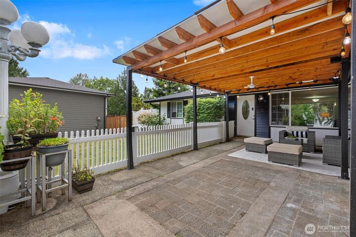 Property Photo:  7624  141st Avenue NE  WA 98052 