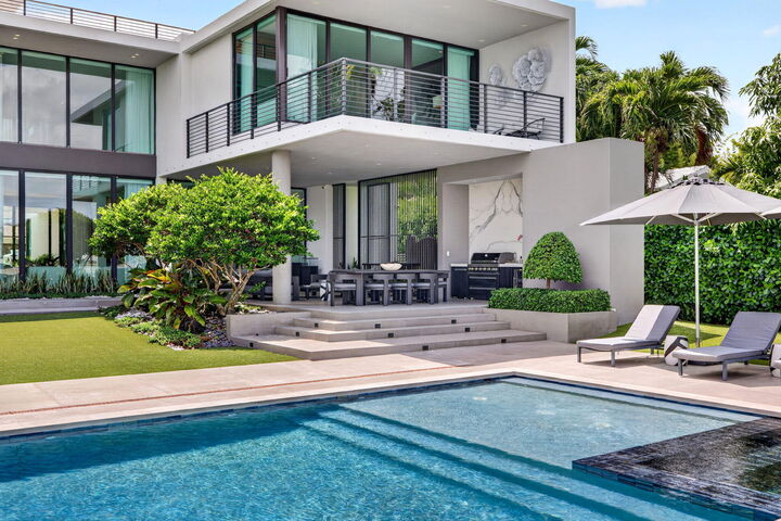 Property Photo:  1529 Middle River Drive  FL 33304 