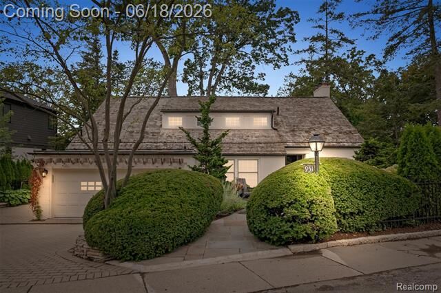 Property Photo:  951 Twin Oaks Lane  MI 48009 