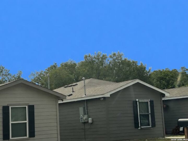 Property Photo: 831 Escalon Ave TX 78221