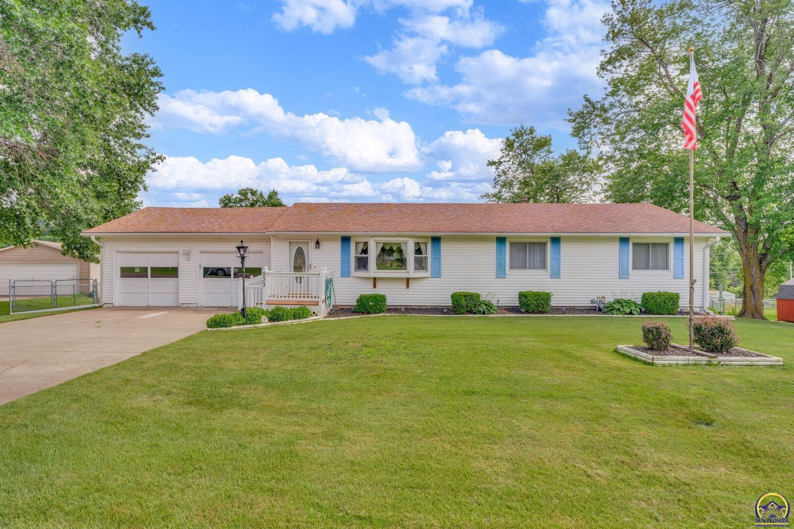 Property Photo: 533 NE Monhollon Dr KS 66617