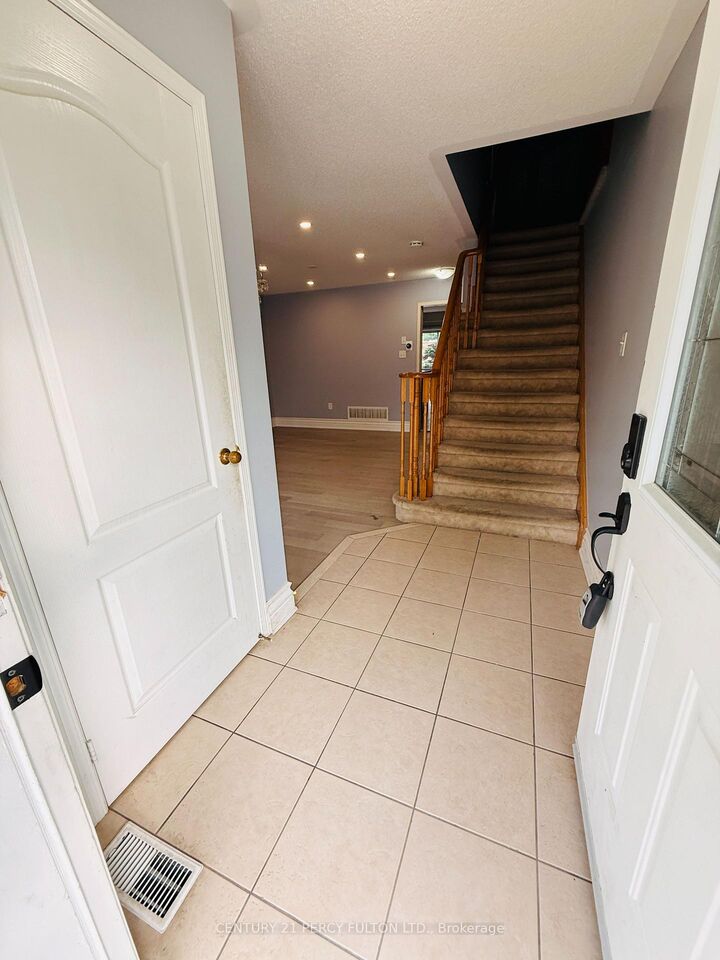 Photo de la propriété: 15 Armitage Crescent ON L1T 4G6