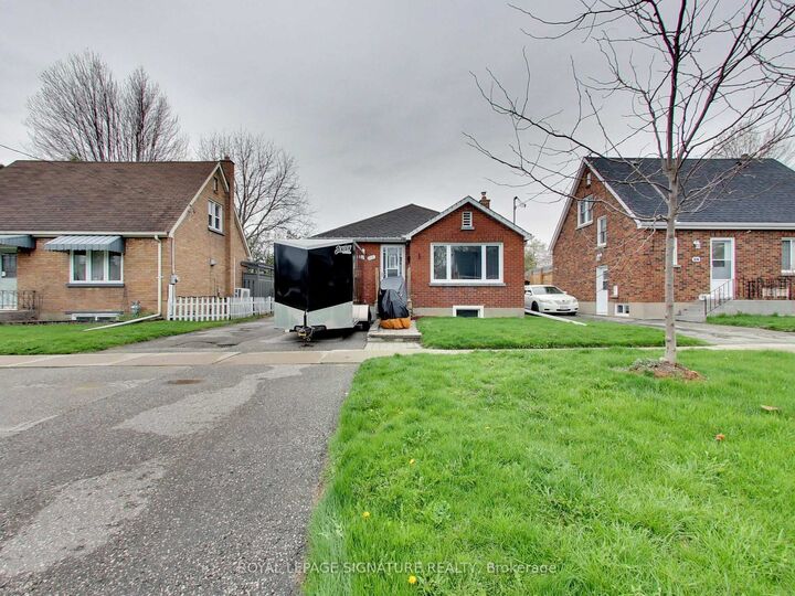 Property Photo: 102 Central Park Boulevard N ON L1G 5Y5