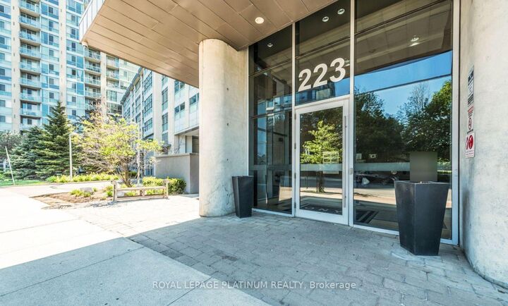 Property Photo: 223 Webb Drive 1202 ON L5B 0E8