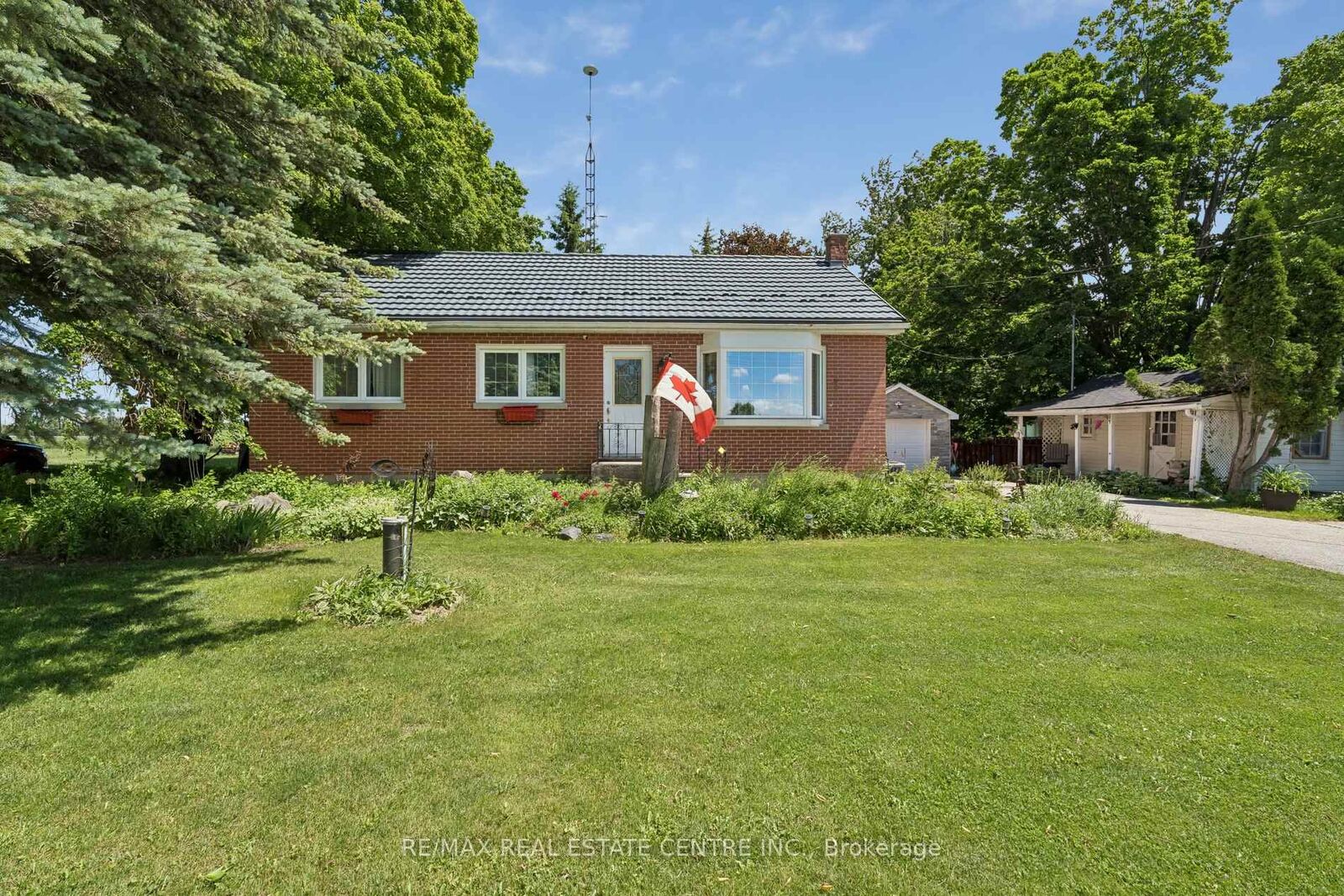 Property Photo:  871 Penetanguishene Road  ON L4M 4Y8 