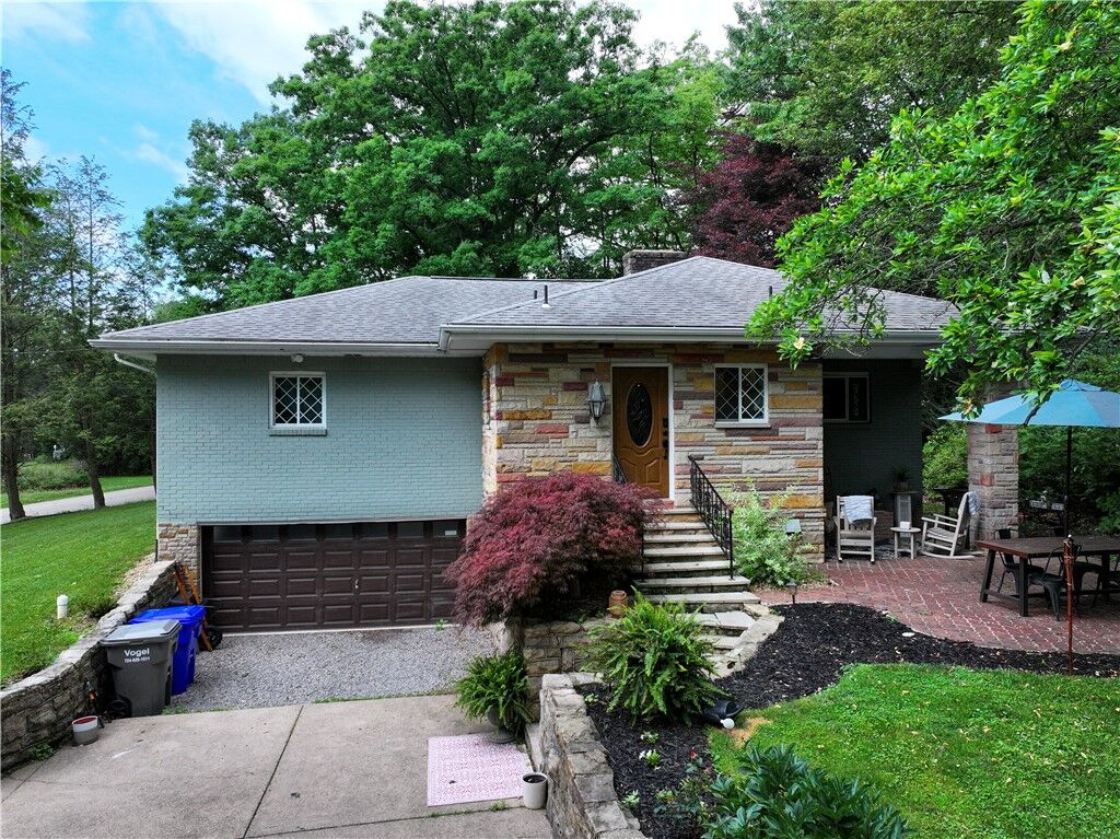 Property Photo:  109 Oak Ridge Dr  PA 16002 