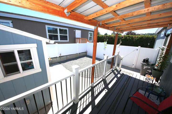 Property Photo: 802 N 40th Ave WA 98908