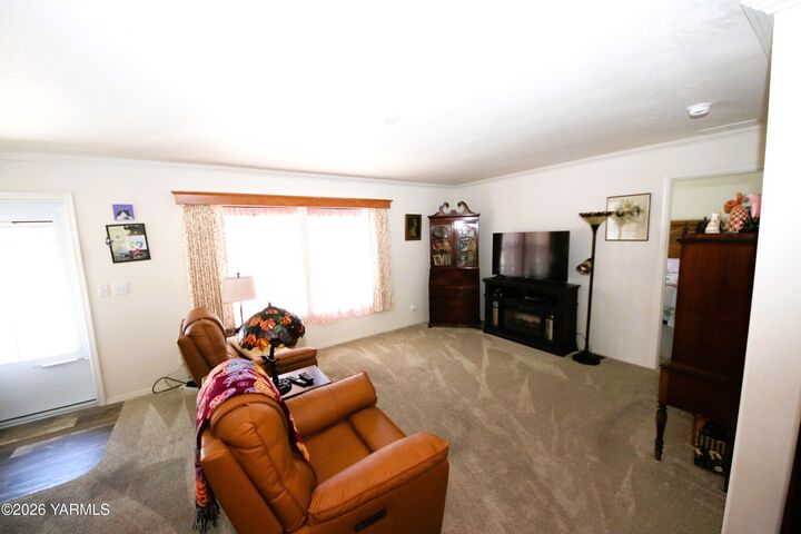 Property Photo: 802 N 40th Ave WA 98908
