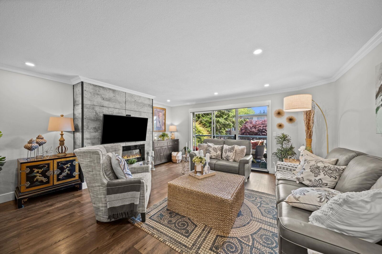Property Photo:  1441 Blackwood Street 208  BC V4B 3V6 