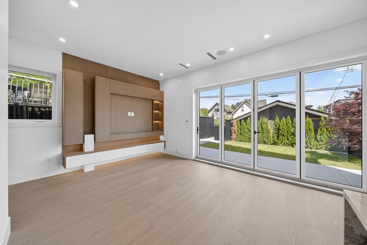 Property Photo: 847 E 10th Avenue 2 BC V5T 2A9