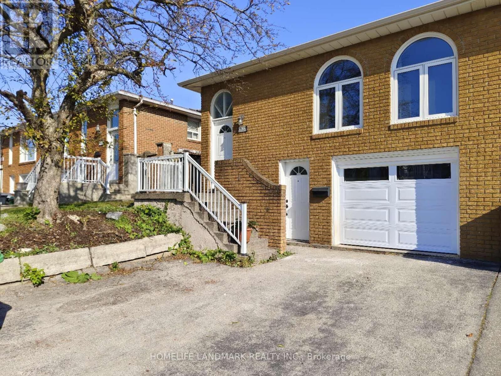 Property Photo:  2527 Kingsberry Crescent Lower  ON L5B 2K7 