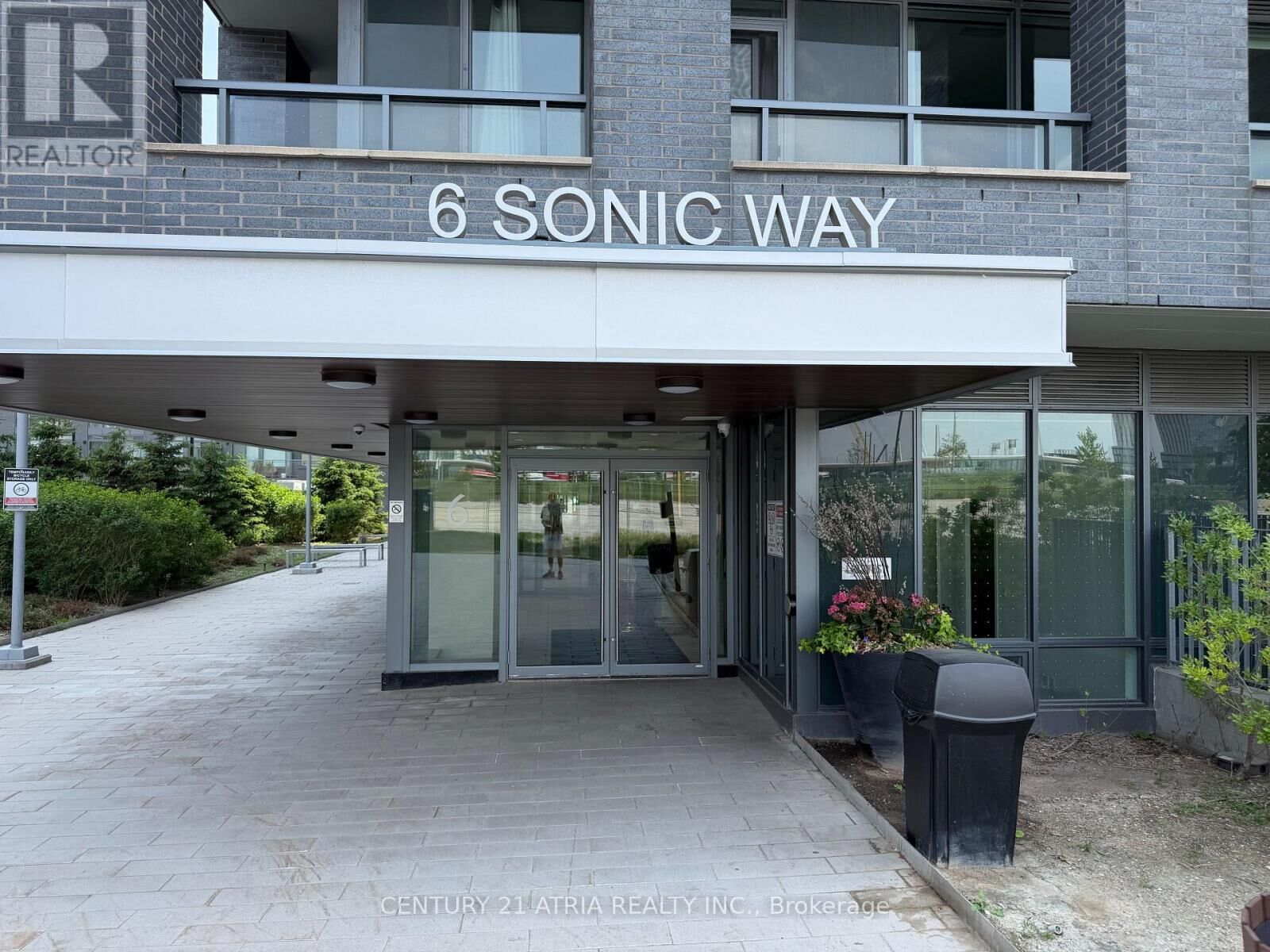 Property Photo:  6 Sonic Way 2901  ON M3C 0P1 