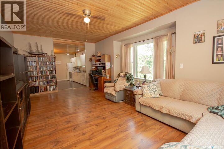 Property Photo:  407 2nd Street E  SK S0K 4W0 