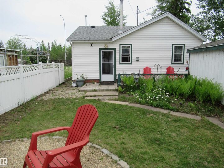 Property Photo: 509 2 Avenue AB T0C 1X0