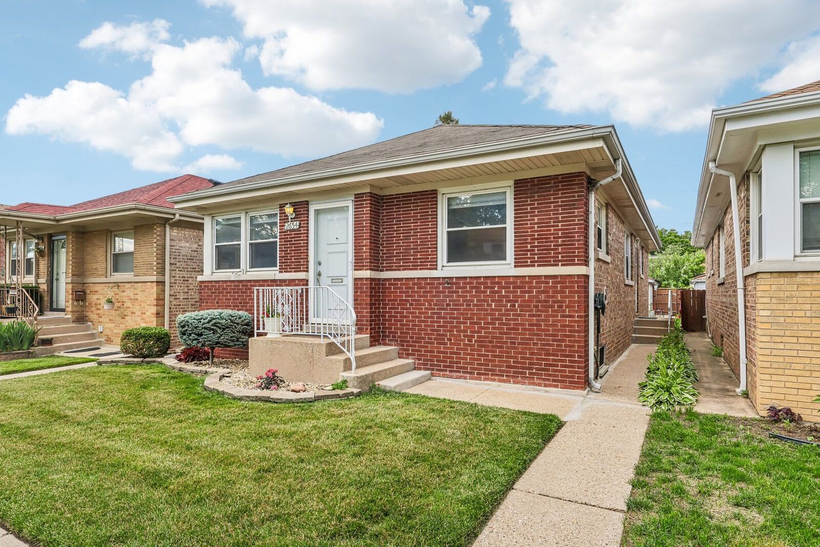 Property Photo: 2654 W Catalpa Avenue IL 60625