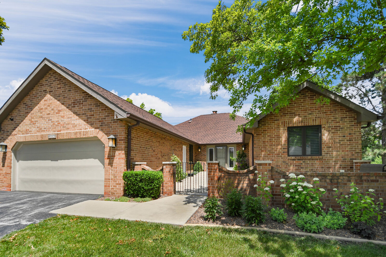 Property Photo: 7826 W Golf Drive 7826 IL 60463