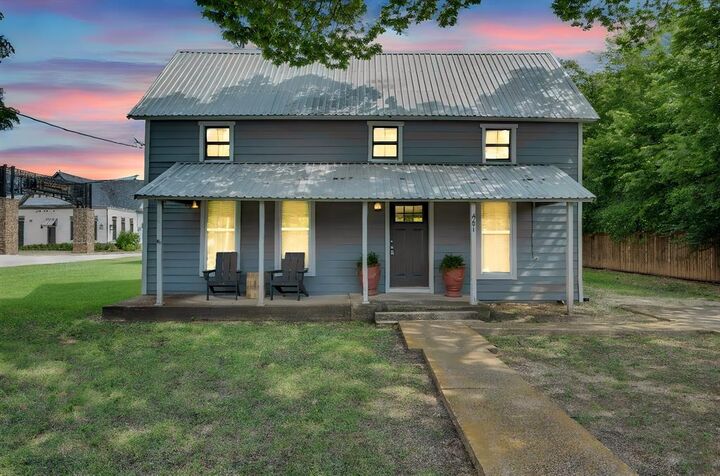 Property Photo:  401 E Avenue G  TX 76065 