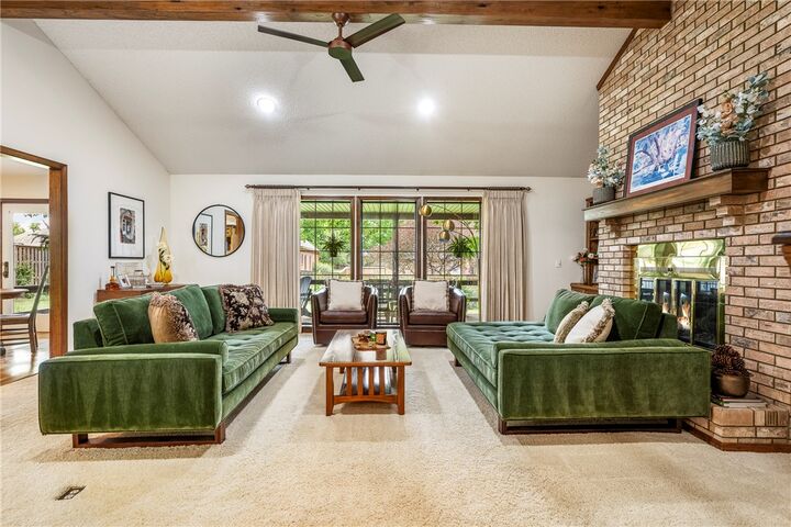 Property Photo:  1402 NW K Street  AR 72712 