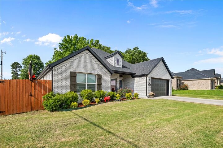 Property Photo: 305 W Taverner Xing AR 72730
