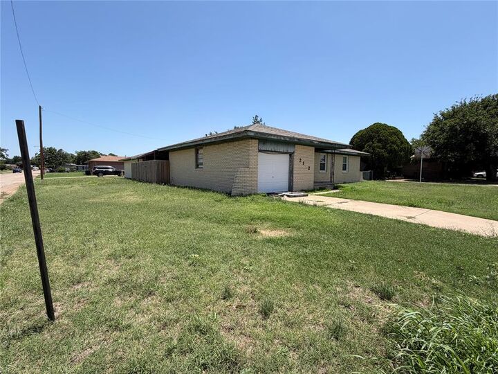 Property Photo:  2112 N Canary Lane  OK 73521 