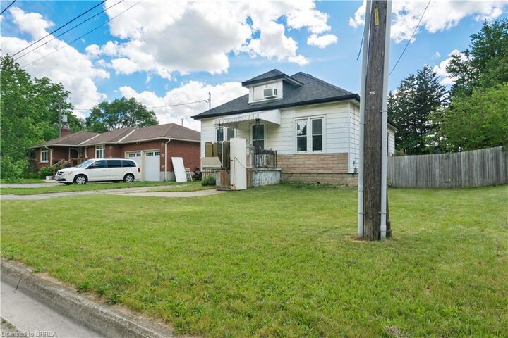 Property Photo:  24 Park Road N  ON N3S 6T2 