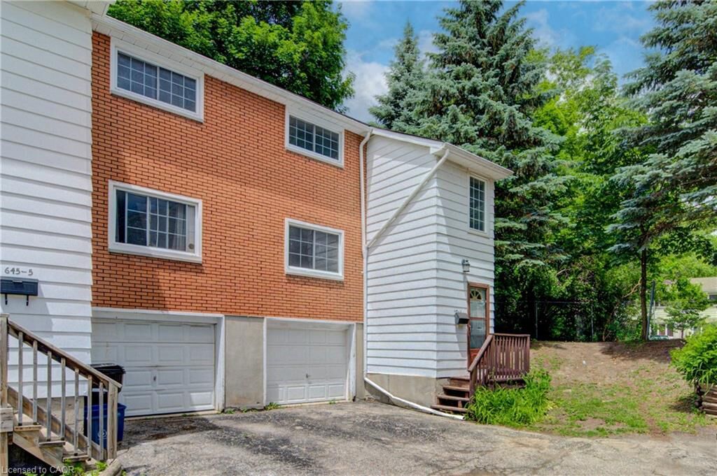 Property Photo:  645 Albert Street 6  ON N2L 3V5 