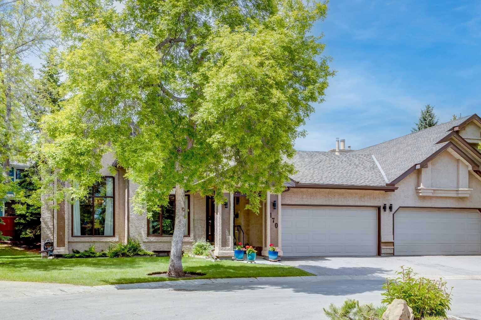 Property Photo:  170 Oakbriar Close SW  AB T2V 5G6 
