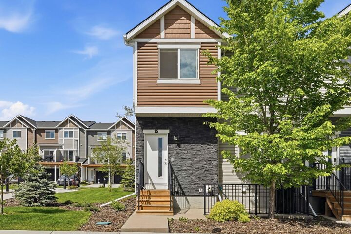 Property Photo:  15 Tuscany Summit Square NW  AB T3L 0G1 