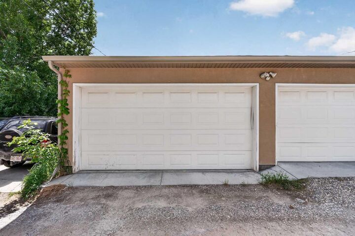 Property Photo: 530 56 Avenue SW 2 AB T2V 0G7