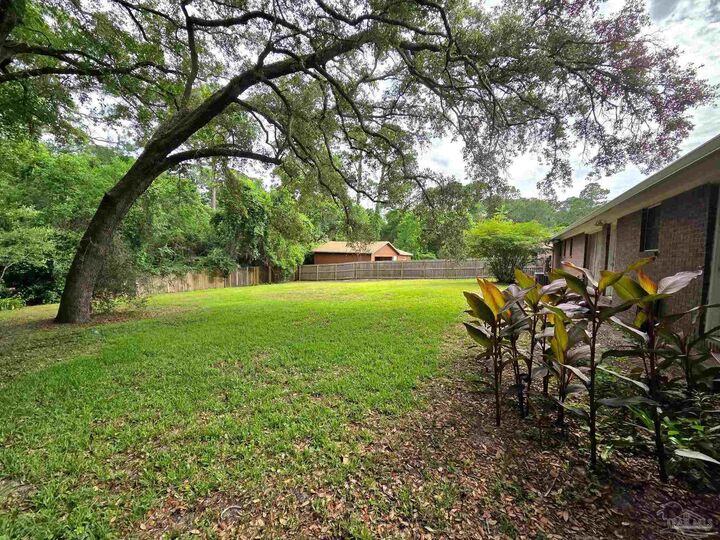 Property Photo: 8235 Sedgefield Dr FL 32507