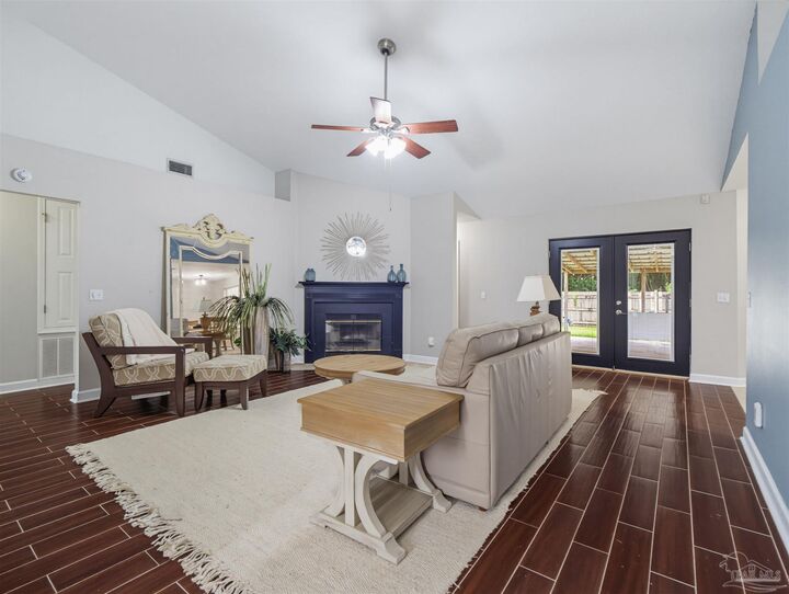 Property Photo: 4647 Winterdale Dr FL 32571