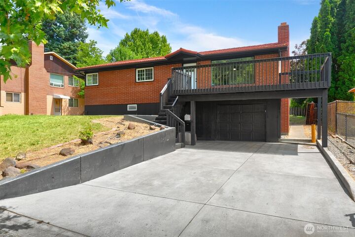 Property Photo:  909 S 23rd Avenue  WA 98902 