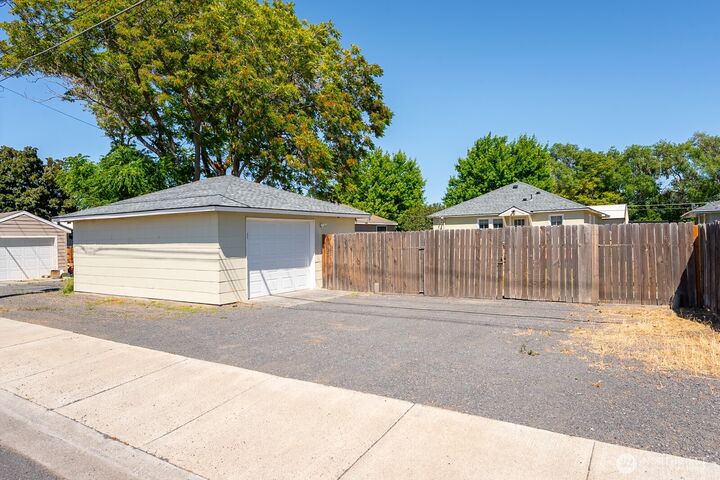 Property Photo: 759 C Street NW WA 98823