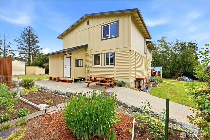 Property Photo: 840 Wolverine Place WA 98282