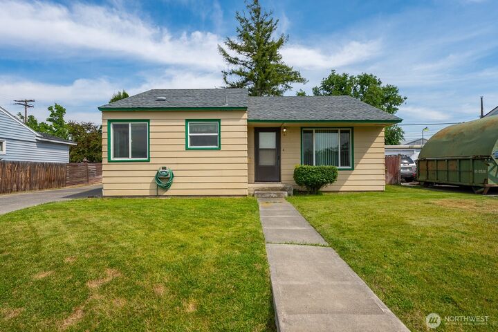 Property Photo: 907 S Hawthorne Drive WA 98837