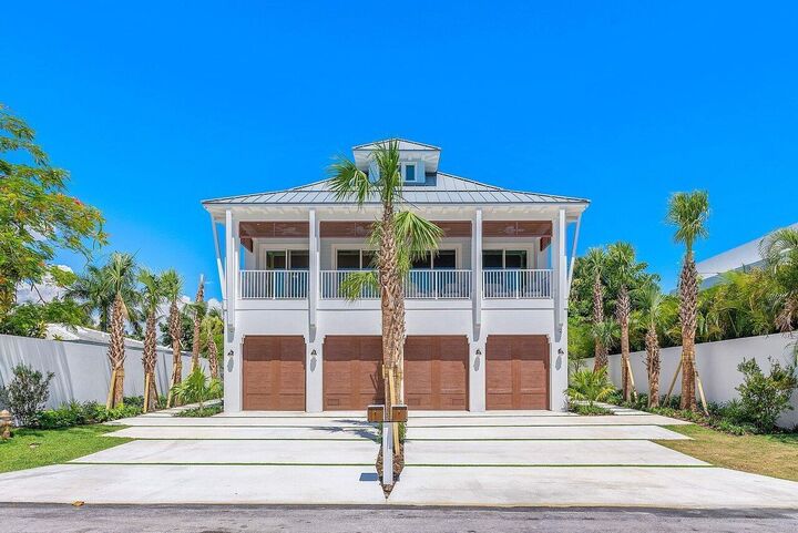 Property Photo: 909 Bond Way FL 33483
