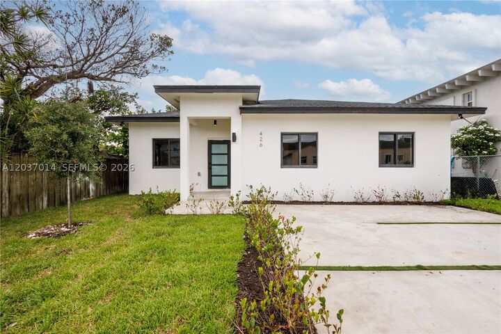 Property Photo: 426 SW 9th Ave FL 33030