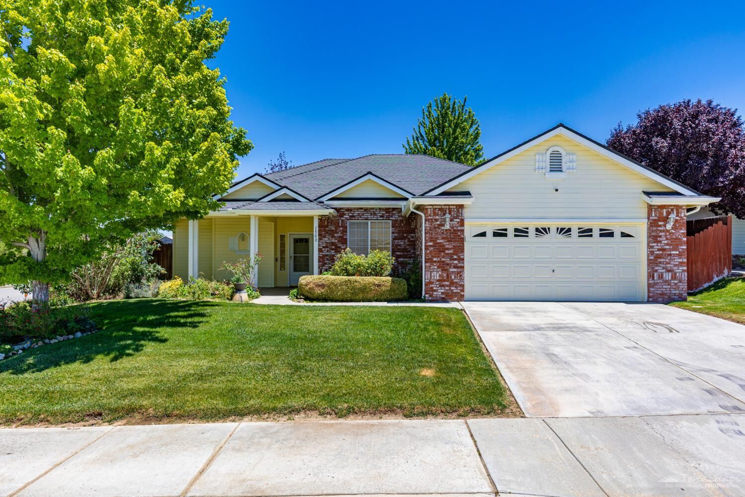 Property Photo:  1300 Scarlet Oak Drive  CA 93561 