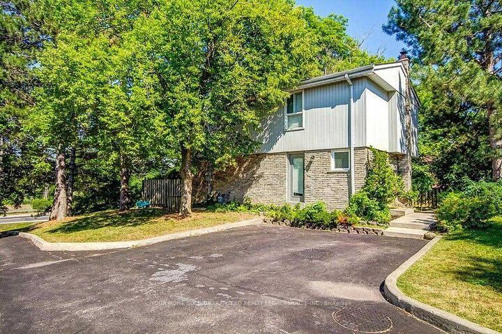 Property Photo: 59 Kenninghall Boulevard 17 ON L5N 1J6