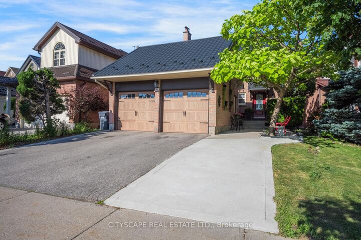 Property Photo: 301 Kingsbridge Garden ON L5R 1L2