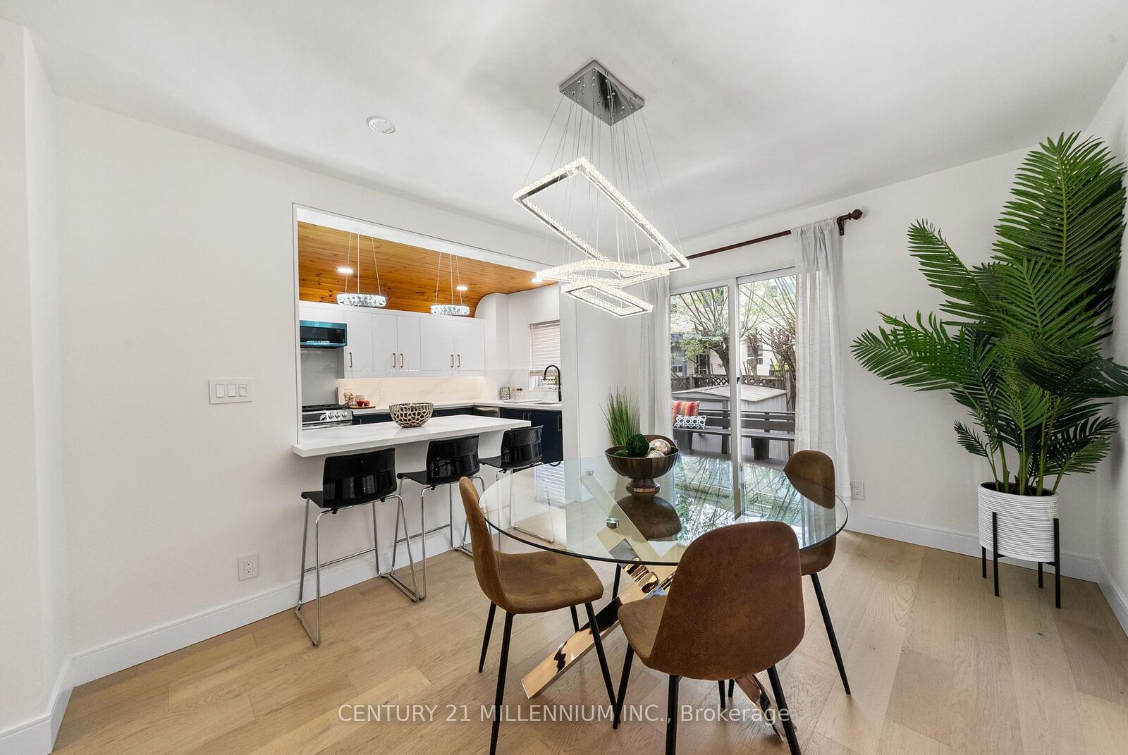 Property Photo:  134 Helendale Avenue  ON M4R 1C7 