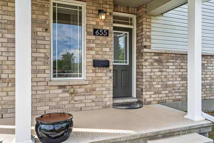 Property Photo: 655 Persimmon Way ON K1W 0T2